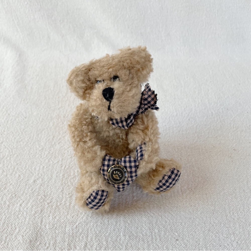 Boyd’s Bears | Vintage Bearwear Bear Wearing Plaid Bow & Holding Heart